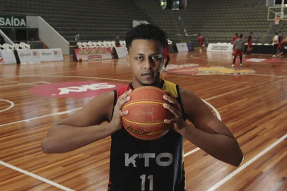 CAXIAS DO SUL, RS, BRASIL, 18/04/2022. Enquanto se recupera de lesão no braço, pivô Wesley Sena acompanha de perto o Caxias do Sul Basquete na disputa dos playoffs, contra a Unifacisa. (Bruno Todeschini/Agência RBS)<!-- NICAID(15071502) -->