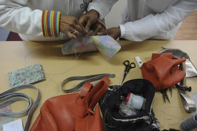 CAXIAS DO SUL, RS, BRASIL, 14/04/2022. Antune Leveille e Maude Jules, mulheres migrantes e refugiadas que confeccionam bolsas para um grife de NY criada por uma gaúcha. Elas ensinam outras mulheres a costurarem bolsas. (Bruno Todeschini/Agência RBS)<!-- NICAID(15069183) -->
