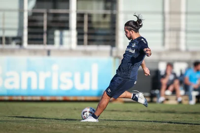 Treino GremioRS - FUTEBOL/ TREINO GREMIO 2022 - ESPORTES - Jogadores do Gremio realizam treino técnico durante a tarde desta terca-feira, no CT Luiz Carvalho, na preparação para a partida valida pelo Campeonato Brasileiro 2022. FOTO: LUCAS UEBEL/GREMIO FBPAEditoria: SPOLocal: Porto AlegreIndexador: Lucas UebelSecao: futebolFonte: Gremio.netFotógrafo: Treino Gremio<!-- NICAID(15072740) -->