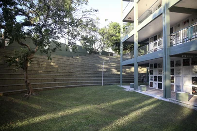 PORTO ALEGRE, RS, BRASIL - 2022.04.19 - Cemitério João XXIII fará 50 anos. Antes de ser cemitério, o local era o campo do Cruzeiro, time de Porto Alegre. Foram mantidos o túnel e arquibancada. (Foto: André Ávila/ Agência RBS)Indexador: Andre Avila<!-- NICAID(15072613) -->