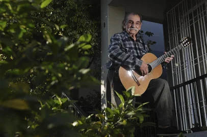 CAXIAS DO SUL, RS, BRASIL, 20/04/2022. O violonista Lucio Yanel recebeu a reportagem em sua residência para apresentar um violão, presente de Yamandu Costa. Ele foi feito por um luthier espanhol, que fabrica instrumentos para alguns dos melhores violonistas do mundo. Yanel irá estrar o instrumento no Concertos ao Entardecer, no próximo domingo (24). (Bruno Todeschini/Agência RBS)<!-- NICAID(15073378) -->