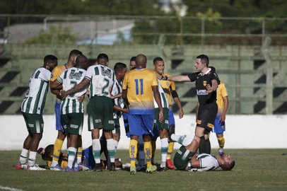 SANTA CRUZ, RS, BRASIL - Árbitro Rodrigo Crivellaro volta a apitar um jogo após agressão sofrida por jogador em outubro de 2021.O jogo que ele apitou foi pela A2 do Gauchão entre Avenida X Pelotas.Indexador: Jeff Botega<!-- NICAID(15074271) -->