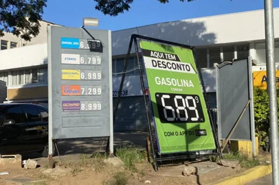Preço da gasolina. Na foto, posto na Avenida Farrapos com a Santo Antônio  Foto: Kathlyn Moreira / Agencia RBS<!-- NICAID(15074294) -->