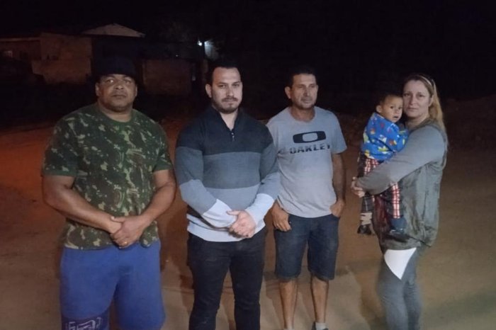 Beniman Ferreira de Souza, Fábio Edgar, Adelino de Oliveira e Débora de Bastos reclamam da demora nas obras