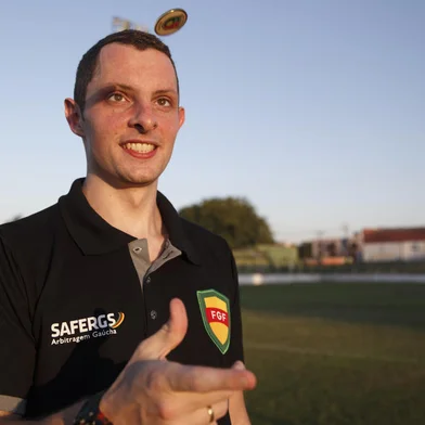 SANTA CRUZ, RS, BRASIL - Árbitro Rodrigo Crivellaro volta a apitar um jogo após agressão sofrida por jogador em outubro de 2021. O jogo que ele apitou foi pela A2 do Gauchão entre Avenida X Pelotas. Foto: Jefferson Botega / Agencia RBSIndexador: Jeff Botega<!-- NICAID(15074691) -->