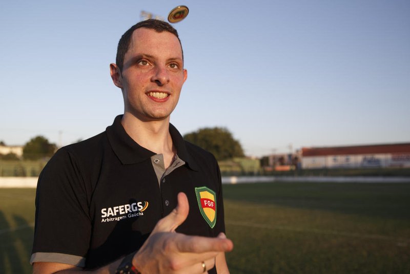 SANTA CRUZ, RS, BRASIL - Árbitro Rodrigo Crivellaro volta a apitar um jogo após agressão sofrida por jogador em outubro de 2021. O jogo que ele apitou foi pela A2 do Gauchão entre Avenida X Pelotas. Foto: Jefferson Botega / Agencia RBSIndexador: Jeff Botega<!-- NICAID(15074691) -->