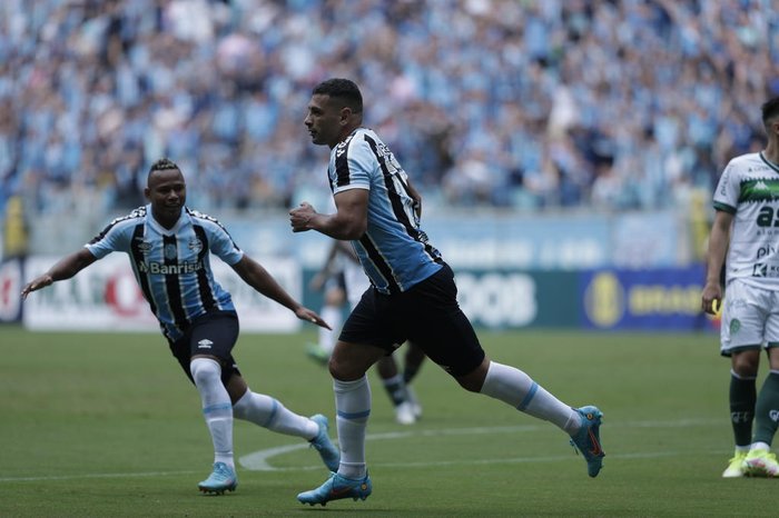 Diego Souza ultrapassa Renato na artilharia do Grêmio e brinca: Papai vai receber mensagem