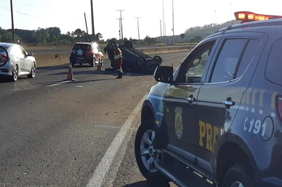 BR-101 FICOU bloqueada no Litoral Norte devido a capotamento com óbito<!-- NICAID(15076462) -->