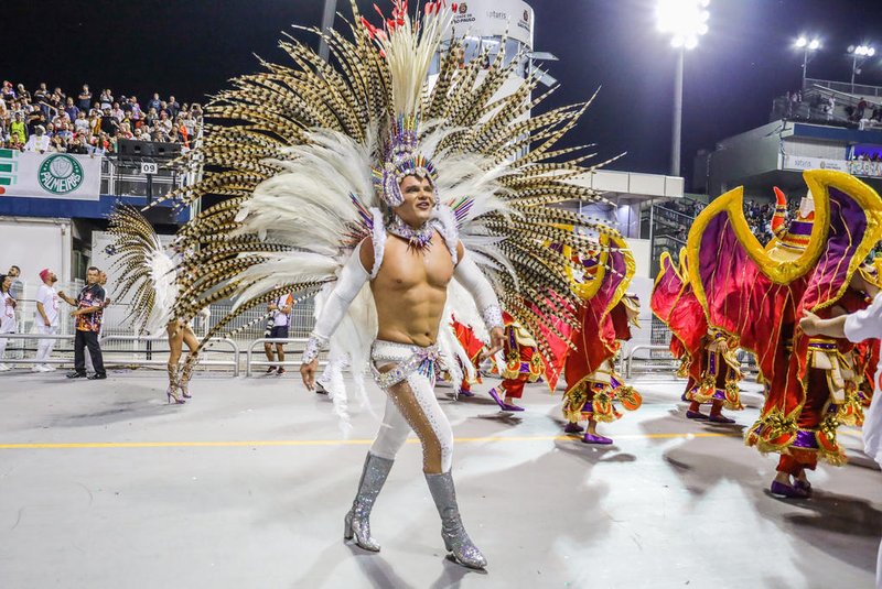 SAO PAULO, SP, 22.04.2022 - CARNAVAL-SP - Integrantes da Escola de Samba Colorado do Bras durante desfile de Carnaval no Sambosdromo do Anhembi em SÃ£o Paulo. Na foto, o muso da escola, Israel Cassol<!-- NICAID(15077416) -->