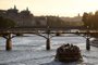 Barco cruza a Pont des Arts no Rio Sena, em Paris.<!-- NICAID(13051323) -->