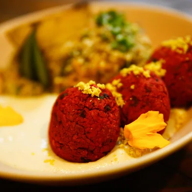 Fotos de pratos e receitas vegetarianas, veganas, doces e salgadas preparadas no restaurante RAW. Material para o caderno Destemperados<!-- NICAID(15078566) -->