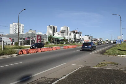 CAXIAS DO SUL, RS, BRASIL, 27/04/2022. Bloqueio do retorno no km 3 da RS-453, no acesso oeste de Caxias do Sul, antes do Shopping Villagio Caxias, que foi mexido por usuários da via. O fechamento do retorno ocorreu em dezembro de 2021, devido ao número de acidentes no local. (Bruno Todeschini/Agência RBS)<!-- NICAID(15079454) -->