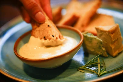 Fotos de pratos e receitas vegetarianas, veganas, doces e salgadas preparadas no restaurante RAW. Material para o caderno Destemperados<!-- NICAID(15078574) -->