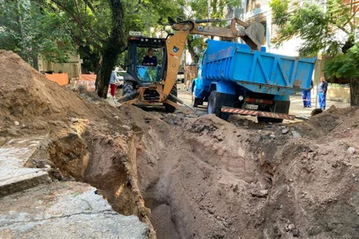 Dmae faz conserto de adutora rompida na rua Castro Alves, em Porto Alegre. Foto: Bibiana Dihl/Agencia RBS<!-- NICAID(15081599) -->