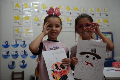 CAXIAS DO SUL, RS, BRASIL, 26/04/2022. A reportagem foi até a escolinha infantil Divertidamente, na região central de Caxias do Sul, para acompanhar a aula de libras para crianças ouvintes. A professora dá aulas de 20 minutos para cada uma das diferentes turmas: berçário, maternal e pré. Na foto, Isabela Antoniazzi Dalmoro (E) e Rafaela Reisdorfer Rezende (D), alunas da escolinha. (Bruno Todeschini/Agência RBS)<!-- NICAID(15080426) -->