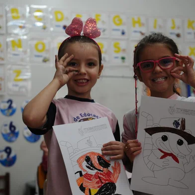 CAXIAS DO SUL, RS, BRASIL, 26/04/2022. A reportagem foi até a escolinha infantil Divertidamente, na região central de Caxias do Sul, para acompanhar a aula de libras para crianças ouvintes. A professora dá aulas de 20 minutos para cada uma das diferentes turmas: berçário, maternal e pré. Na foto, Isabela Antoniazzi Dalmoro (E) e Rafaela Reisdorfer Rezende (D), alunas da escolinha. (Bruno Todeschini/Agência RBS)<!-- NICAID(15080426) -->