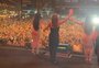 Simone e Simaria surpreendem fãs ao chamarem a mãe para cantar durante show