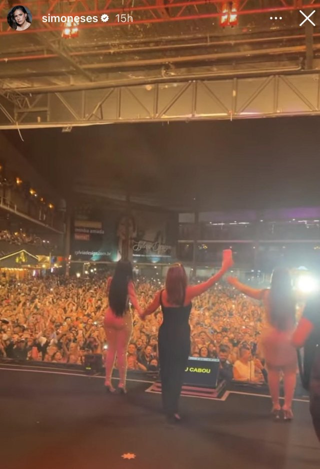 As cantoras Simone e Simaria surpreenderam os fãs no show da noite de sábado (30), em São Paulo, ao chamarem a sua mãe Mara Mendes para subir ao palco e cantar uma música com a dupla.<!-- NICAID(15083227) -->