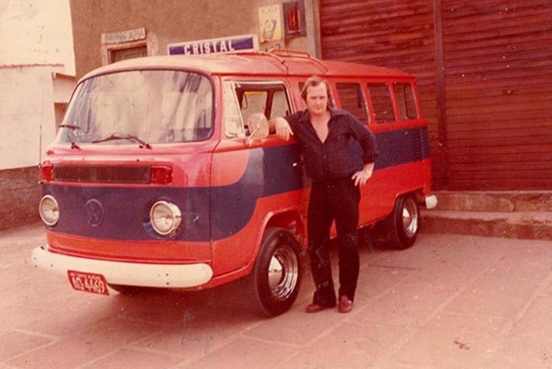 Kombi no padrão do início do serviço de táxi-lotação em Porto Alegre, em 1977.<!-- NICAID(15085132) -->