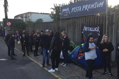 ***EM BAIXA***PORTO ALEGRE, RS, BRASIL,  05/05/2022- Primeiras pessoas na fila para o show do Metallica na Fiergs. Foto: Ronaldo Bernardi / Agencia RBS<!-- NICAID(15087252) -->