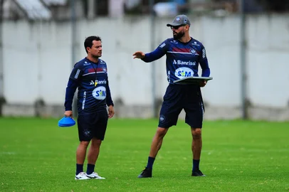 CAXIAS DO SUL, RS, BRASIL, 04/04/2022. A SER Caxias apresentou na tarde desta segunda-feira o novo técnico para a temporada 2022. O técnico Luan Carlos e o auxiliar Kinho Forgiarini já comandaram um treino no CT Baixada Rubra/Vanderlei Bersaghi. Na foto, auxiliar Kinho (E) e técnico Luan Carlos (D). (Porthus Junior/Agência RBS)Indexador:                                 <!-- NICAID(15059777) -->