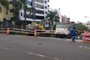 Motoristas que circulam pelo bairro Madureira, em Caxias do Sul, precisam ficar atentos. O trânsito está bloqueado na Rua Dr Montaury, no acesso à Rua Duque de Caxias, em função de uma obra de manutenção.<!-- NICAID(15088447) -->