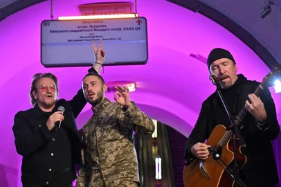 Bono (Paul David Hewson), Irish singer-songwriter, activist, and the lead vocalist of the rock band U2, Antytila (C), a Ukrainian musical band leader and now the serviceman in the Ukrainian Army Taras Topolia, and guitarist David Howell Evans aka The Edge perform at subway station which is bomb shelter, in the center of Ukrainian capital of Kyiv on May 8, 2022. (Photo by Sergei SUPINSKY / AFP)<!-- NICAID(15090283) -->