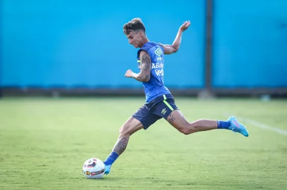 O atacante Ferreira participa de treino do Grêmio no CT Luiz Carvalho.<!-- NICAID(15030294) -->