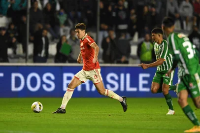 Rodrigo Dourado, volante do Inter, em ação  contra o Juventude<!-- NICAID(15092640) -->