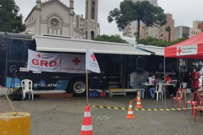 #Unindo forças - Unidade móvel, que está na praça Dante Alighieri, nessa sexta-feira (8), ficará na cidade por 45 dias  Com ônibus, Cruz Vermelha auxilia Secretaria de Saúde em ações imunização e promove ações em Caxias O município passa a contar com o apoio da Cruz Vermelha Brasileira (CVB) para ações de promoção à saúde em Caxias do Sul a partir dessa sexta-feira (8). Um convênio foi firmado na última segunda-feira (4) entre a Secretaria Municipal de Saúde (SMS) e a filial da instituição em Caxias do Sul, com duração de 45 dias. A primeira ação ocorreu na Praça Dante Alighieri onde o ônibus da Cruz Vermelha estava estacionado para aplicação de doses da vacinação contra covid-19 e da gripe. Doado à instituição humanitária pela Mercedes-Benz, o veículo é usado para reforçar a campanha de imunização nas cidades. A Cruz Vermelha também contribui com a participação de voluntários. A aplicação de vacinas é feita pelos enfermeiros e técnicos em enfermagem da Secretaria da Saúde. A unidade móvel segue na Praça até às 17h para aplicação dos imunizantes.<!-- NICAID(15063694) -->