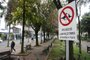 CAXIAS DO SUL, RS, BRASIL, 11/05/2022. Prefeitura de Caxias instala placas sinalizando que é proibido alimentar os pombos, na Praça Dante Alighieri, região central da cidade. (Bruno Todeschini/Agência RBS)<!-- NICAID(15092878) -->