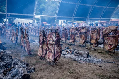 Parauapebas, no Pará, faz festa com 1.200 costelões, o maior churrasco do mundo, mas recorde não é registrado pelo GuinessIndexador: Renato Resende<!-- NICAID(15094791) -->