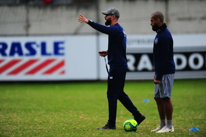 CAXIAS DO SUL, RS, BRASIL, 10/02/2022. Treino do Caxias no CT Baixada Rubra/Vanderlei Bersaghi. O Caxias está disputando a série D do Campeonato Brasileiro. Na foto, técnico Luan Carlos (E) e zagueiro Wesley. (Porthus Junior/Agência RBS)<!-- NICAID(15092420) -->