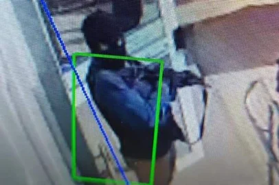 Assalto em Amaral Ferrador deixa carro queimado na cidade - Foto: Cristal Web Rádio/Divulgação<!-- NICAID(15095937) -->
