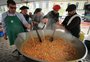 Ação social serve paella campeira para 600 pessoas no Largo Glênio Peres, em Porto Alegre