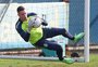 Com distensão muscular, Brenno deve desfalcar o Grêmio contra o Sport