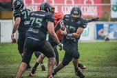 PORTO ALEGRE - RS - 18/06/2016 - FUTEBOL AMERICANO GAUCHO 2016, JUVENTUDE  FA X SANTA MARIA SOLDIERS - jogador do Juventude FA disputa lance com  jogador do Santa Maria Soldiers durante partida