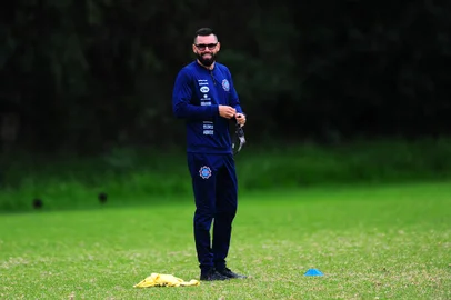 CAXIAS DO SUL, RS, BRASIL, 10/02/2022. Treino do Caxias no CT Baixada Rubra/Vanderlei Bersaghi. O Caxias está disputando a série D do Campeonato Brasileiro. Na foto, técnico Luan Carlos. (Porthus Junior/Agência RBS)Indexador:                                 <!-- NICAID(15092414) -->