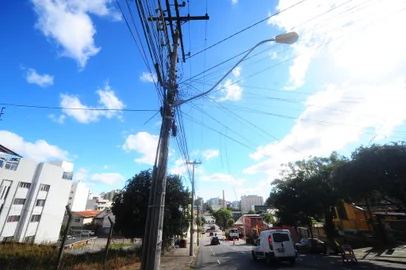 CAXIAS DO SUL, RS, BRASIL, 16/05/2022. Fotos gerais de postes de iluminação. Matéria sobre fiscalização de postes que não são da RGE ou de companhia telefônica. Na foto, postes localizados na rua Vinte de Setembro próximo da rua Humberto de Campos.  (Porthus Junior/Agência RBS)<!-- NICAID(15097194) -->
