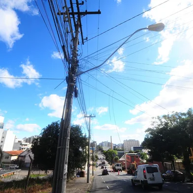 CAXIAS DO SUL, RS, BRASIL, 16/05/2022. Fotos gerais de postes de iluminação. Matéria sobre fiscalização de postes que não são da RGE ou de companhia telefônica. Na foto, postes localizados na rua Vinte de Setembro próximo da rua Humberto de Campos.  (Porthus Junior/Agência RBS)<!-- NICAID(15097194) -->
