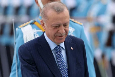 O presidente turco Recep Tayyip Erdogan e seu homólogo argelino Abdelmadjid Tebboune revisam uma guarda de honra militar durante a cerimônia de boas-vindas, em Ancara, em 16 de maio de 2022. (Foto de Adem ALTAN/AFP)<!-- NICAID(15097477) -->