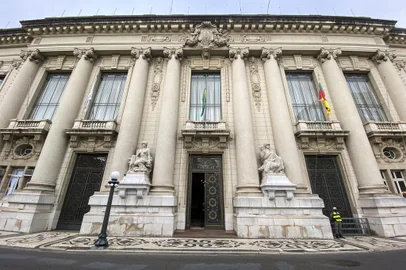 PORTO ALEGRE, RS, BRASIL, 18-06-2021: Palacio Piratini. Especial sobre arquitetura de Porto Alegre. Entorno da Praca da Matriz, na regiao central, tem predios de tres seculos diferentes. (Foto: Mateus Bruxel / Agencia RBS)Local: Porto Alegre<!-- NICAID(14812823) -->