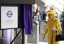 Sorridente e de bengala, rainha Elizabeth aparece de surpresa em inauguração de linha de metrô com seu nome