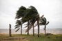 Porto Alegre, RS, Brasil, 17/05/2022 - Ventos fortes na praia de Ipanema, em Porto Alegre - Foto: Anselmo Cunha/Agência RBS<!-- NICAID(15098264) -->