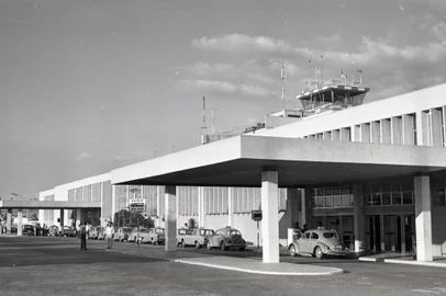 Aeroporto Salgado Filho em 1975#Fotógrafo: Paulo Dias#Envelope: 105362<!-- NICAID(15094397) -->