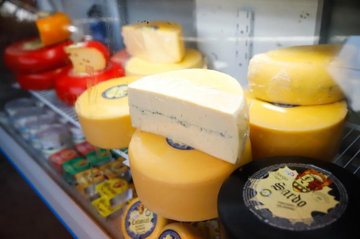 Bancas de agroindústrias gaúchas ocupam o espaço comercializando produtos como mel, salame e laticínios