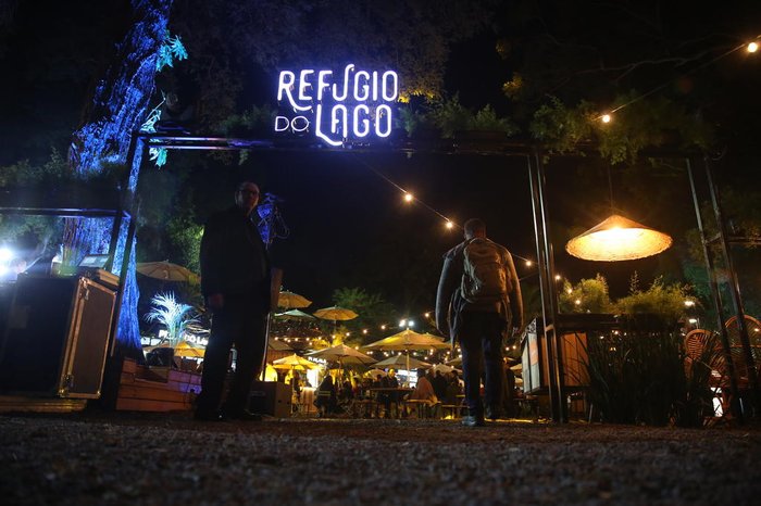 Uma das três entradas do complexo, que não tem portas e é apenas parcialmente cercado
