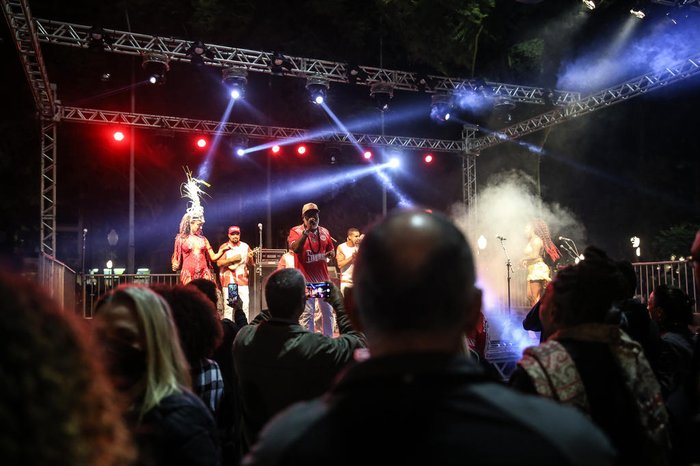Palco montado na Praça da Alfândega recebeu a Imperadores do Samba no início da noite