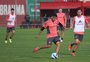 Entre a reserva e a liderança: Taison perde espaço em campo, mas segue com prestígio no Inter