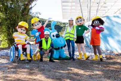 +Serra Entrevista: Quem é a gaúcha que lidera o novo parque da Turma da Mônica em Gramado. Na foto, personagens da Turma da Mônica no local do novo parque, acompanhados de Mauro Sousa e Manoela da Costa Moschem, CEO do parque<!-- NICAID(15101650) -->